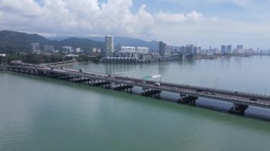 Georgetown, Penang Malezya - 18 Mayıs 2022: Penang Adası 'nın Georgetown şehrini Butterworth şehrine bağlayan ikonik uzun köprü.