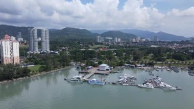 Georgetown, Penang Malezya - 18 Mayıs 2022: Penang Adası 'nın Georgetown şehrini Butterworth şehrine bağlayan ikonik uzun köprü.