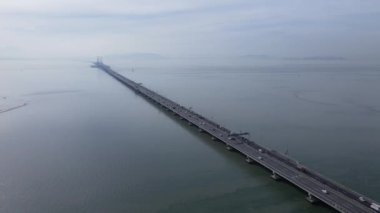 Georgetown, Penang Malezya - 18 Mayıs 2022: Penang Adası 'nın Georgetown şehrini Butterworth şehrine bağlayan ikonik uzun köprü.