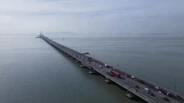 Georgetown, Penang Malezya - 18 Mayıs 2022: Penang Adası 'nın Georgetown şehrini Butterworth şehrine bağlayan ikonik uzun köprü.
