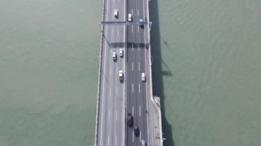 Georgetown, Penang Malezya - 18 Mayıs 2022: Penang Adası 'nın Georgetown şehrini Butterworth şehrine bağlayan ikonik uzun köprü.
