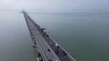 Georgetown, Penang Malezya - 18 Mayıs 2022: Penang Adası 'nın Georgetown şehrini Butterworth şehrine bağlayan ikonik uzun köprü.