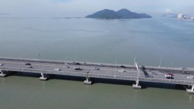 Georgetown, Penang Malezya - 18 Mayıs 2022: Penang Adası 'nın Georgetown şehrini Butterworth şehrine bağlayan ikonik uzun köprü.