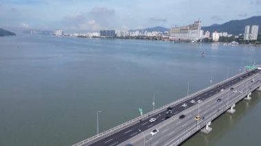Georgetown, Penang Malezya - 18 Mayıs 2022: Penang Adası 'nın Georgetown şehrini Butterworth şehrine bağlayan ikonik uzun köprü.