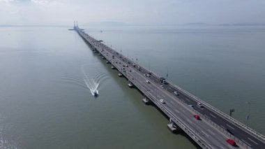 Georgetown, Penang Malezya - 18 Mayıs 2022: Penang Adası 'nın Georgetown şehrini Butterworth şehrine bağlayan ikonik uzun köprü.