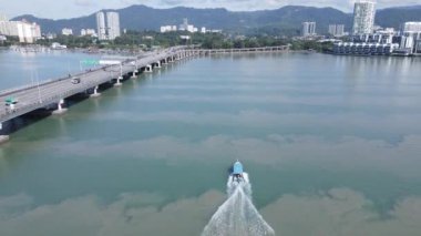 Georgetown, Penang Malezya - 18 Mayıs 2022: Penang Adası 'nın Georgetown şehrini Butterworth şehrine bağlayan ikonik uzun köprü.