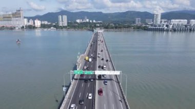 Georgetown, Penang Malezya - 18 Mayıs 2022: Penang Adası 'nın Georgetown şehrini Butterworth şehrine bağlayan ikonik uzun köprü.