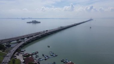 Georgetown, Penang Malezya - 18 Mayıs 2022: Penang Adası 'nın Georgetown şehrini Butterworth şehrine bağlayan ikonik uzun köprü.