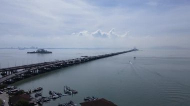 Georgetown, Penang Malezya - 18 Mayıs 2022: Penang Adası 'nın Georgetown şehrini Butterworth şehrine bağlayan ikonik uzun köprü.