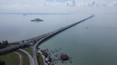 Georgetown, Penang Malezya - 18 Mayıs 2022: Penang Adası 'nın Georgetown şehrini Butterworth şehrine bağlayan ikonik uzun köprü.