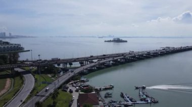 Georgetown, Penang Malezya - 18 Mayıs 2022: Penang Adası 'nın Georgetown şehrini Butterworth şehrine bağlayan ikonik uzun köprü.