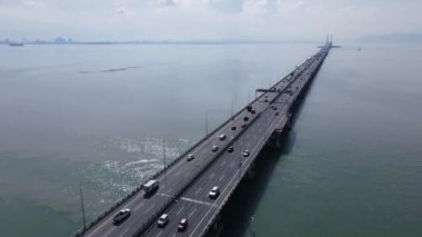 Georgetown, Penang Malezya - 18 Mayıs 2022: Penang Adası 'nın Georgetown şehrini Butterworth şehrine bağlayan ikonik uzun köprü.