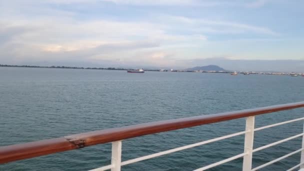马来西亚槟城 2022年5月19日 在爱琴海天堂之轮上环绕槟城岛的游轮之旅 — 图库视频影像