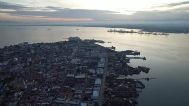 Georgetown, Penang Malezya - 18 Mayıs 2022: Penang Adası 'nın Georgetown şehrini Butterworth şehrine bağlayan ikonik uzun köprü.