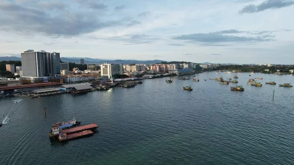 Kota Kinabalu, Sabah Malezya 14 Haziran 2022: Kota Kinabalu Şehir Merkezi Rıhtım ve Kordon Bölgesi