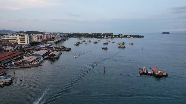 Kota Kinabalu, Sabah Malezya 14 Haziran 2022: Kota Kinabalu Şehir Merkezi Rıhtım ve Kordon Bölgesi