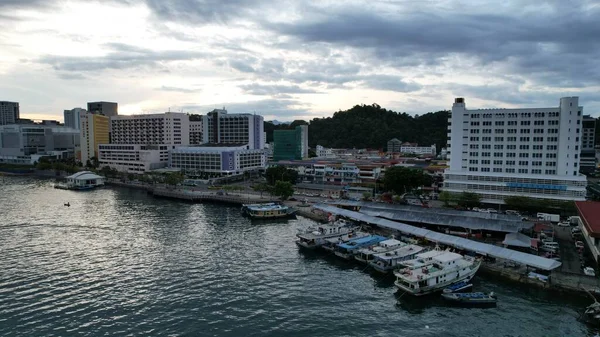 Kota Kinabalu, Sabah Malezya 14 Haziran 2022: Kota Kinabalu Şehir Merkezi Rıhtım ve Kordon Bölgesi