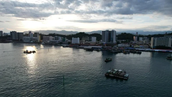 Kota Kinabalu, Sabah Malezya 14 Haziran 2022: Kota Kinabalu Şehir Merkezi Rıhtım ve Kordon Bölgesi