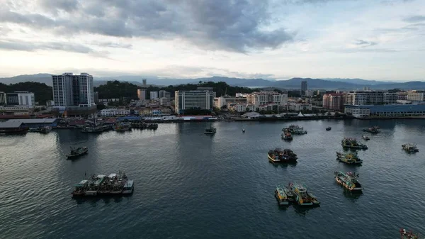 Kota Kinabalu, Sabah Malezya 14 Haziran 2022: Kota Kinabalu Şehir Merkezi Rıhtım ve Kordon Bölgesi