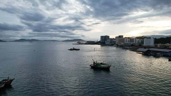 Kota Kinabalu, Sabah Malezya 14 Haziran 2022: Kota Kinabalu Şehir Merkezi Rıhtım ve Kordon Bölgesi