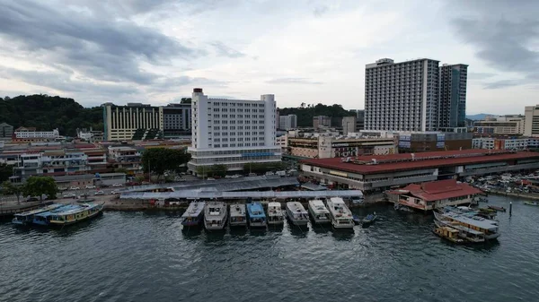 Kota Kinabalu, Sabah Malezya 14 Haziran 2022: Kota Kinabalu Şehir Merkezi Rıhtım ve Kordon Bölgesi