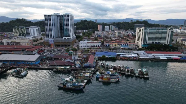 Kota Kinabalu, Sabah Malezya 14 Haziran 2022: Kota Kinabalu Şehir Merkezi Rıhtım ve Kordon Bölgesi