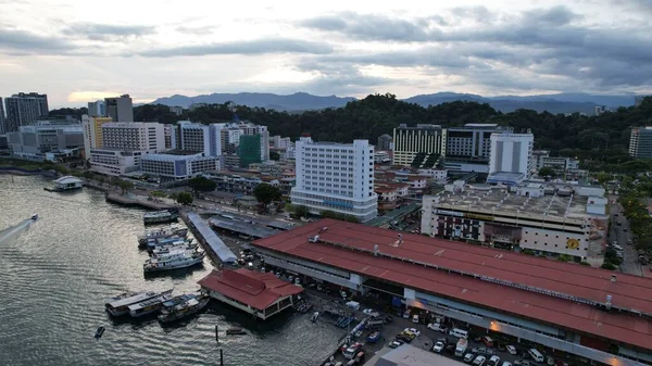 Kota Kinabalu, Sabah Malezya 14 Haziran 2022: Kota Kinabalu Şehir Merkezi Rıhtım ve Kordon Bölgesi