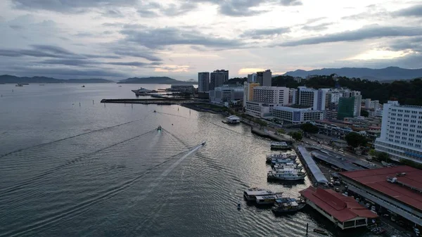 Kota Kinabalu, Sabah Malezya 14 Haziran 2022: Kota Kinabalu Şehir Merkezi Rıhtım ve Kordon Bölgesi