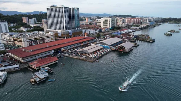 Kota Kinabalu, Sabah Malezya 14 Haziran 2022: Kota Kinabalu Şehir Merkezi Rıhtım ve Kordon Bölgesi