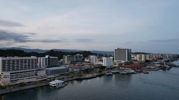 Kota Kinabalu, Sabah Malezya 14 Haziran 2022: Kota Kinabalu Şehir Merkezi Rıhtım ve Kordon Bölgesi