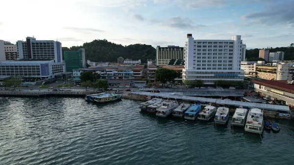 Kota Kinabalu, Sabah Malezya 14 Haziran 2022: Kota Kinabalu Şehir Merkezi Rıhtım ve Kordon Bölgesi