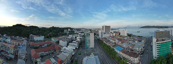 Kota Kinabalu, Sabah Malezya 14 Haziran 2022: Kota Kinabalu Şehir Merkezi Rıhtım ve Kordon Bölgesi