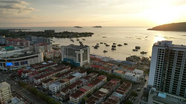 Kota Kinabalu, Sabah Malezya 14 Haziran 2022: Kota Kinabalu Şehir Merkezi Rıhtım ve Kordon Bölgesi