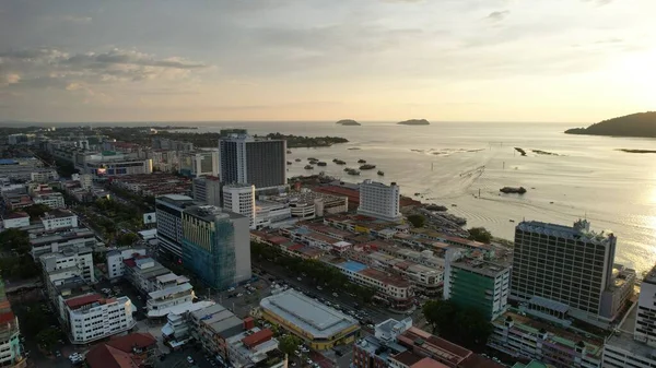Kota Kinabalu, Sabah Malezya 14 Haziran 2022: Kota Kinabalu Şehir Merkezi Rıhtım ve Kordon Bölgesi