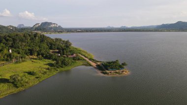 Perlis, Malezya 'daki Timah Tasoh Barajının Günbatımı Görünümü