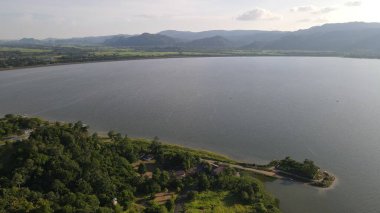 Perlis, Malezya 'daki Timah Tasoh Barajının Günbatımı Görünümü