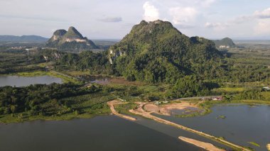 Perlis, Malezya 'daki Timah Tasoh Barajının Günbatımı Görünümü