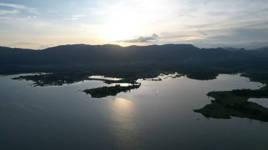 Perlis, Malezya 'daki Timah Tasoh Barajının Günbatımı Görünümü