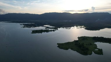 Perlis, Malezya 'daki Timah Tasoh Barajının Günbatımı Görünümü