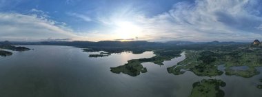 Perlis, Malezya 'daki Timah Tasoh Barajının Günbatımı Görünümü