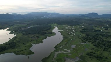 Perlis, Malezya 'daki Timah Tasoh Barajının Günbatımı Görünümü
