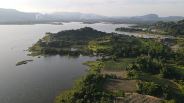 Perlis, Malezya 'daki Timah Tasoh Barajının Günbatımı Görünümü