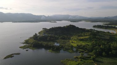 Perlis, Malezya 'daki Timah Tasoh Barajının Günbatımı Görünümü