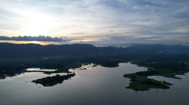 Perlis, Malezya 'daki Timah Tasoh Barajının Günbatımı Görünümü