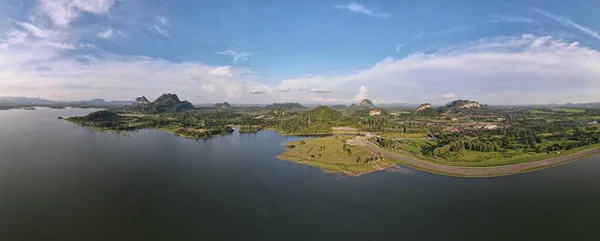 マレーシアのペリスにあるティマ タシュ ダムの夕景 — ストック写真