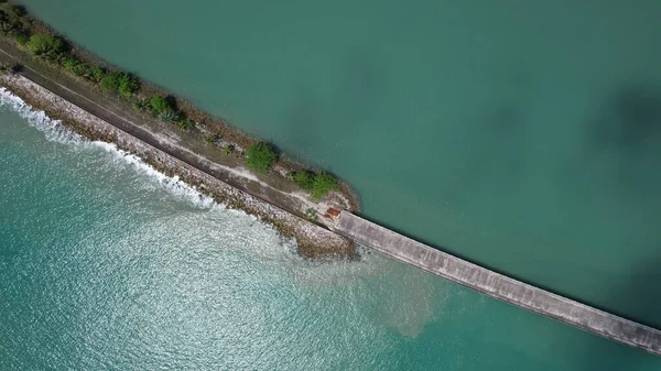 兰卡维独特的海浪破碎机 — 图库照片