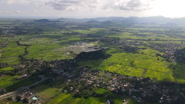 Limestone Keteri Hill Surrounding Rice Paddy Fields —  Fotos de Stock