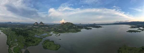 Limestone Keteri Hill Surrounding Rice Paddy Fields — Stock fotografie