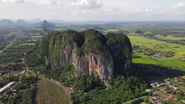 Kalkstenen Keteri Hill Och Omgivande Riset Paddy Fields — Stockvideo