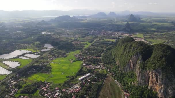 Colina Piedra Caliza Keteri Los Campos Arroz Circundantes — Vídeos de Stock